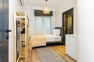 伊斯坦布尔Primera Suite的一间小卧室,配有床和窗户