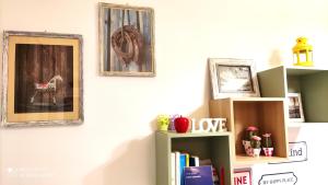 莫尔费塔Luma ospitalità的书架和墙上图片的房间