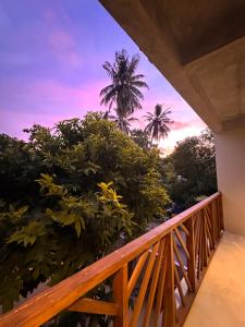 拉斯杜The Palm Ray Rasdhoo的从棕榈树房子的阳台上可欣赏到风景