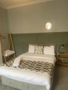 北希尔兹West Beck House - Newcastle 6的一间卧室配有一张床、一盏灯和一把椅子