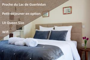 CaurelValfrescos - Lac de Guerlédan的一间卧室配有一张床,上面有两条毛巾
