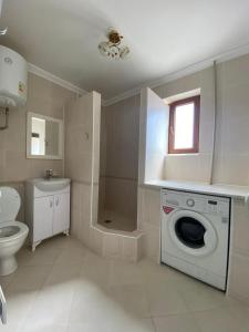 KooperatorЭлитная 2-комнатная квартира в районе Болашак的一间带洗衣机和卫生间的浴室