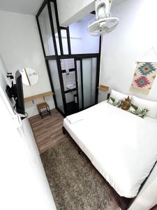 邦涛海滩Hanuman VIP Hostel - SHA Plus的卧室配有白色的床和窗户。