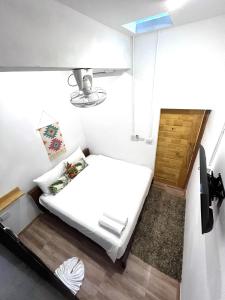 邦涛海滩Hanuman VIP Hostel - SHA Plus的一间小卧室,房间内设有一张白色的床