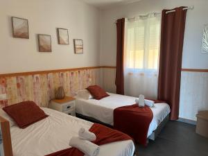博尼法乔A Santa Trinita的客房设有两张床和窗户。