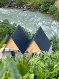 ArdeşenDereüstü ve Gökçe Bungalov - بنغل على ضفاف النهر的河上一组太阳能电池板的房子