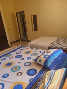 马林迪Picho two bedroom apartment的一间卧室配有两张带蓝白色床单的床