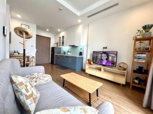 河内One bedroom in Vinhomes GreenBay Hanoi的带沙发和电视的客厅