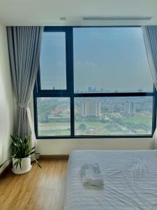 河内One bedroom in Vinhomes GreenBay Hanoi的一间卧室设有一张床和一个大窗户