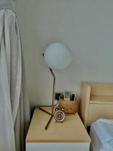 河内One bedroom in Vinhomes GreenBay Hanoi的一张桌子,上面有台灯和时钟