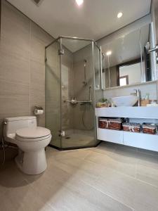 河内One bedroom in Vinhomes GreenBay Hanoi的带淋浴、卫生间和盥洗盆的浴室