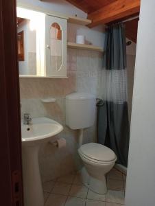 卡斯泰拉马莱Casa Anna的一间带卫生间和水槽的浴室