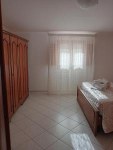 卡斯泰拉马莱Casa Anna的一间卧室设有一张床和一个窗口