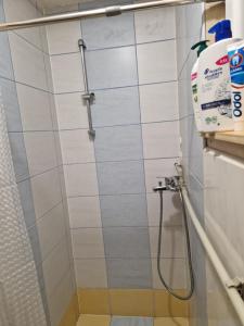HriňováChata na Poľane的浴室铺有白色瓷砖,设有淋浴。
