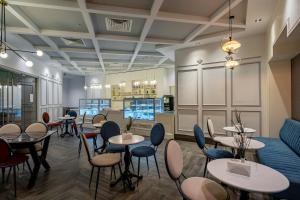 贝尔迪比Sunland Resort Beldibi的一间带桌椅和柜台的餐厅