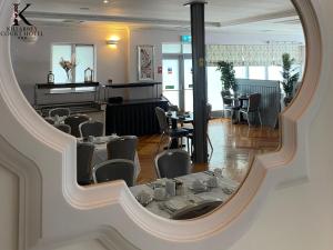 基拉尼凯尔拉尼科特酒店的一间带桌椅和镜子的用餐室