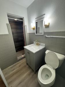 密尔沃基Red Lotus Inn的浴室配有卫生间、盥洗盆和淋浴。