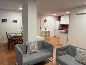 卢安科apartamento luanco playa的一间带两张沙发的客厅和一间用餐室