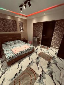 艾因苏赫纳بورتو السخنة的一间铺有大理石地板的卧室,配有一张床。