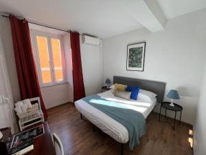 罗马纳沃纳迷人旅馆的一间卧室设有一张床和一个窗口