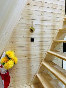 梅斯蒂亚Phaliani's Heaven的客房内的木楼梯,花黄色