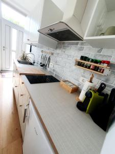 波尔托罗Harmony apartments的厨房配有白色橱柜和台面