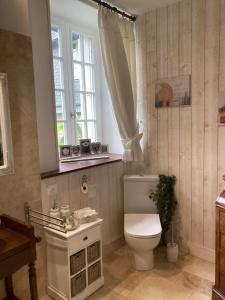 Sainte-ColombeL'Armandière的一间带卫生间和窗户的浴室