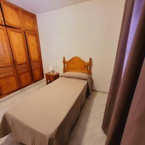 宏达海滩Casa Pancho Lanzarote的一间卧室设有两张床和木制橱柜