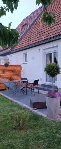NiederwiesaHaus MaRi的房屋设有带桌子和长凳的庭院