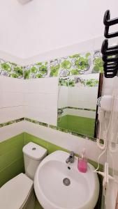 培拉特Guesthouse Alvaro Kadiu的浴室配有白色卫生间和盥洗盆。