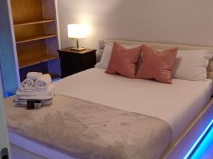 卡斯拉诺Green Caslano Apartment的一间卧室配有带枕头和台灯的床