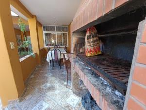 特尔马斯德里奥翁多Arizona B&P的一间设有桌子的客房内的砖砌壁炉