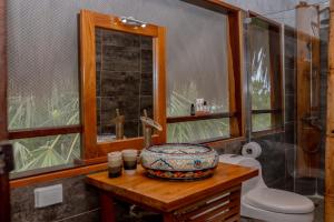 洛斯纳兰霍斯Villa Maria Tayrona, Jungle and Sea Experience的一间带水槽和卫生间的浴室