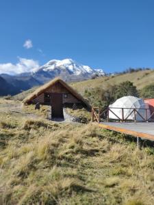 ChimborazoChimborazo Basecamp的帐篷和山地建筑的背景