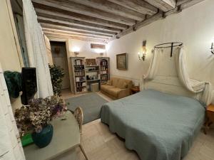 巴黎安妮旅馆的一间卧室设有一张床和一间客厅。