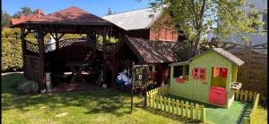 米科泽沃Andromeda的玩具屋,在院子里设有游乐场