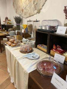 Bisaccia多莫斯洛穆列亚酒店的一张桌子,上面有面包和其他食物
