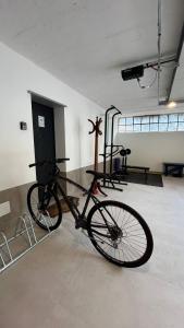 滕诺Garda View Apartment的自行车在房间内展示