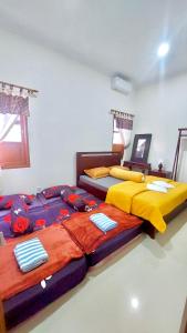 TimuranOmah Tabon Jogja - Dekat Dengan Malioboro的卧室内两张并排的床