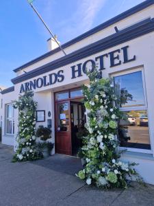邓法纳希Arnolds Hotel的一座花房,位于酒店前