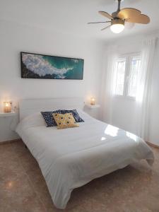 巴尔巴特#SienteELSUR的卧室配有一张带两个枕头的大白色床