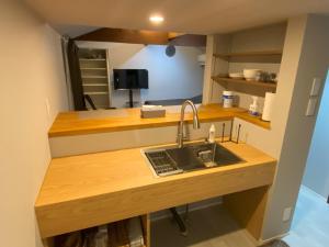 阿南Oneself Regenerate House -COMPACT- - Vacation STAY 85616v的厨房配有水槽和台面