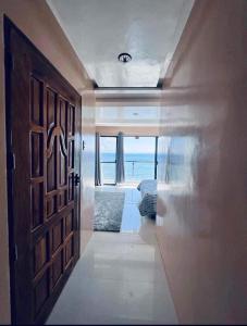 苏里高Casa Rosita Beach Front House的门廊,享有海景