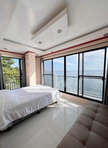 苏里高Casa Rosita Beach Front House的一间卧室设有一张大床和大窗户