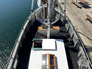 海斯勒Unique Boat Accomodation - Bornholm - Fjælstavn的船停靠在水面上的码头