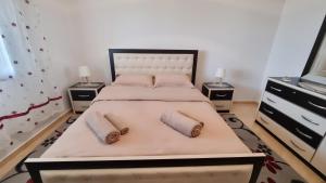 培拉特Vila Dean的一间卧室配有一张带2个床头柜的大床