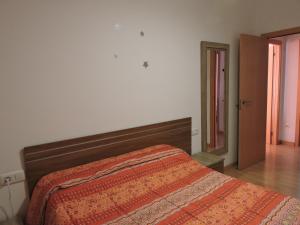 卡拉塔尤德Apartamento casco histórico de Calatayud的一间卧室配有一张带橙色棉被的床