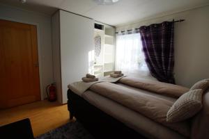 AskøyCozy Room with Garden on Askøy Island, Close to Bergen的一间房间,床上有两只泰迪熊