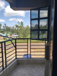 MeruSunset suite的客房设有一个享有田野景致的窗户。