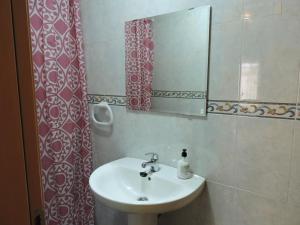 卡拉塔尤德Duplex casco historico的一间带水槽和镜子的浴室